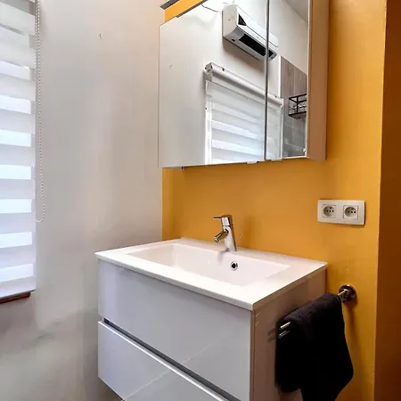 Beachfront & Sea View Sleeps 6 * De Panne